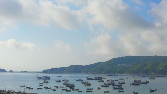 沙灘很長很寬坡度小，適合孩子們戲水玩沙，還不收費；晚上還能在