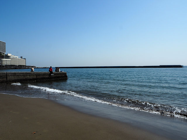 近くで温泉も楽しめる、熱海サンビーチ
