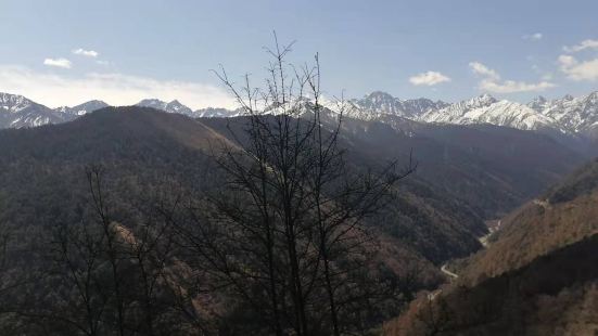 巴郎山是成都平原进入川西北高原遇到的第一座雪山，垭口海拔超过