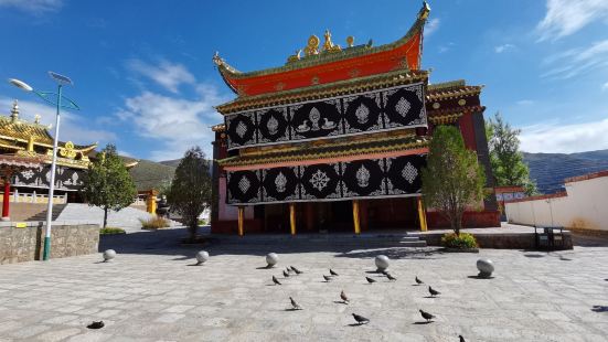 禅定寺，虽然历史上赫赫有名，但是全新的，在蓝天下金碧辉煌。里