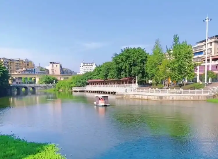 Các khách sạn gần Yibin People's Park
