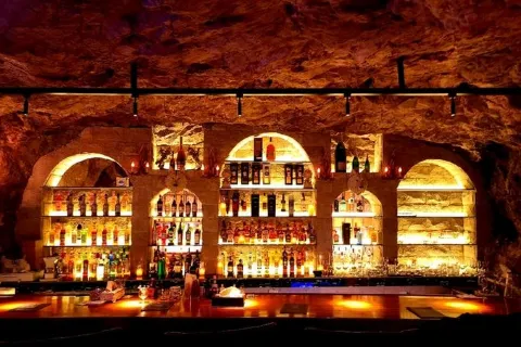 83 Lounge Whiskey & Cocktail·BH WINE CELLAR