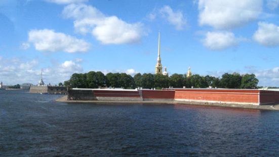 聖彼得堡的彼得保羅要塞是由俄羅斯的彼得大帝於 1703 年建