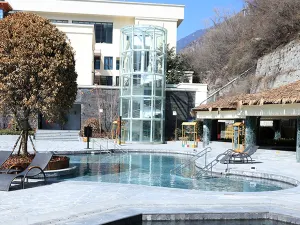 Gulugou Hot Spring Villa