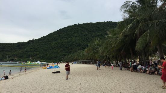 占婆岛位于越南中部，水质比美溪沙滩更加清澈。这里也有美丽的白
