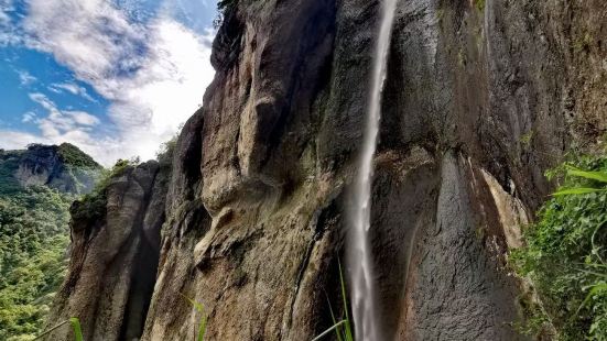 菜溪岩以山青水秀，石奇岩峻，峪深洞幽而著稱居仙游四大景區之首