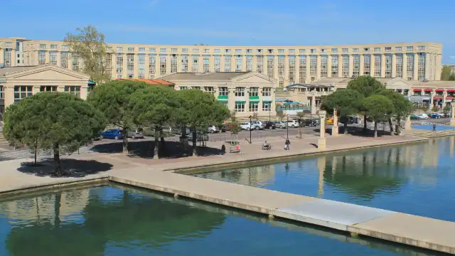 鄰近安提戈涅區的酒店