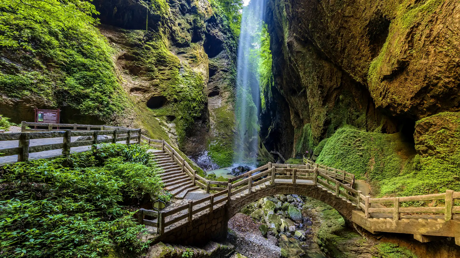 Hotels near Longshuixia Fissure Gorge