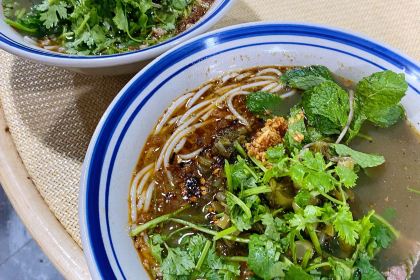 伍号勐混牛撒撇米线店(泼水广场店)