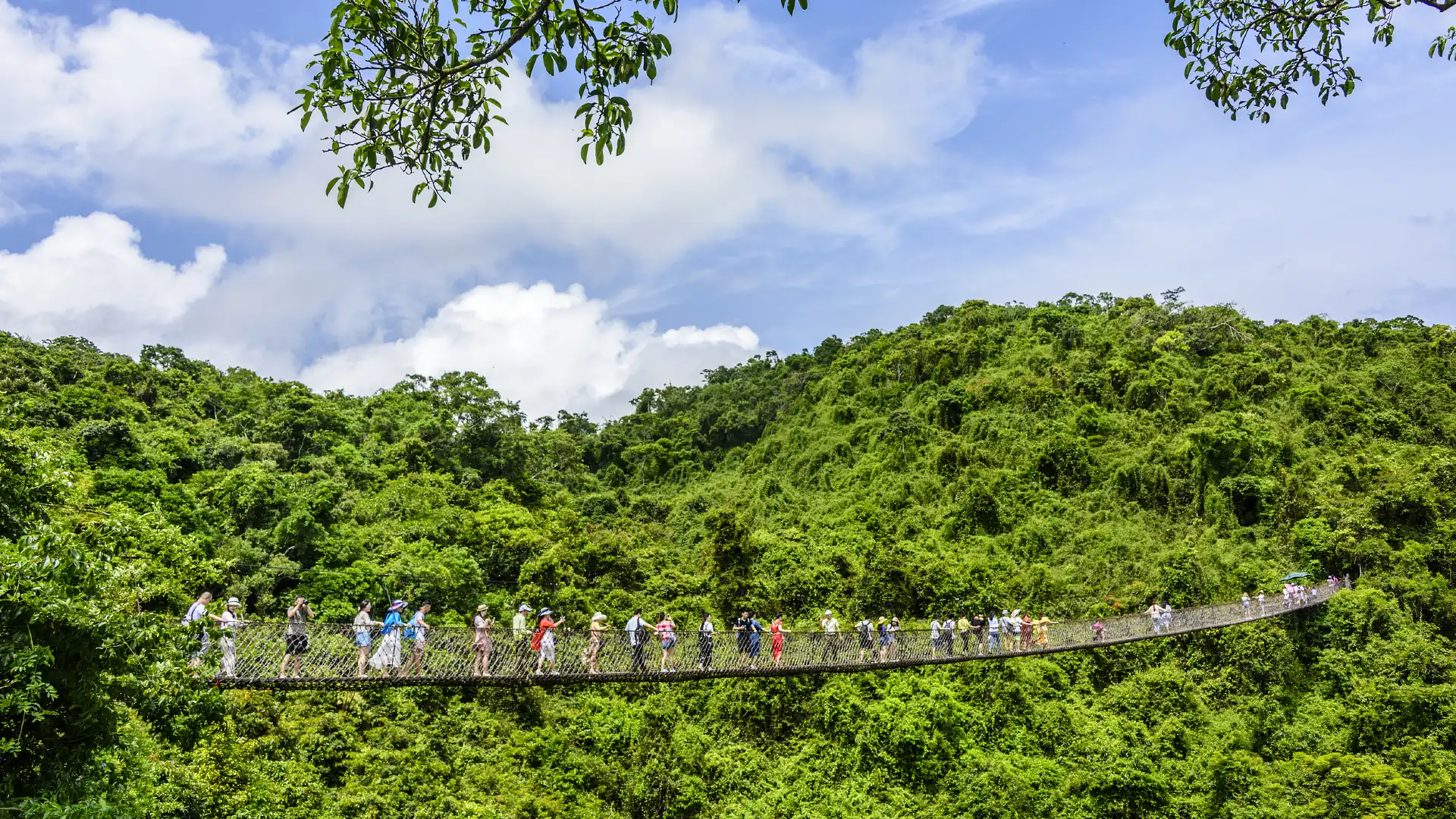 Hotels near Crossing Dragon Chain Bridge