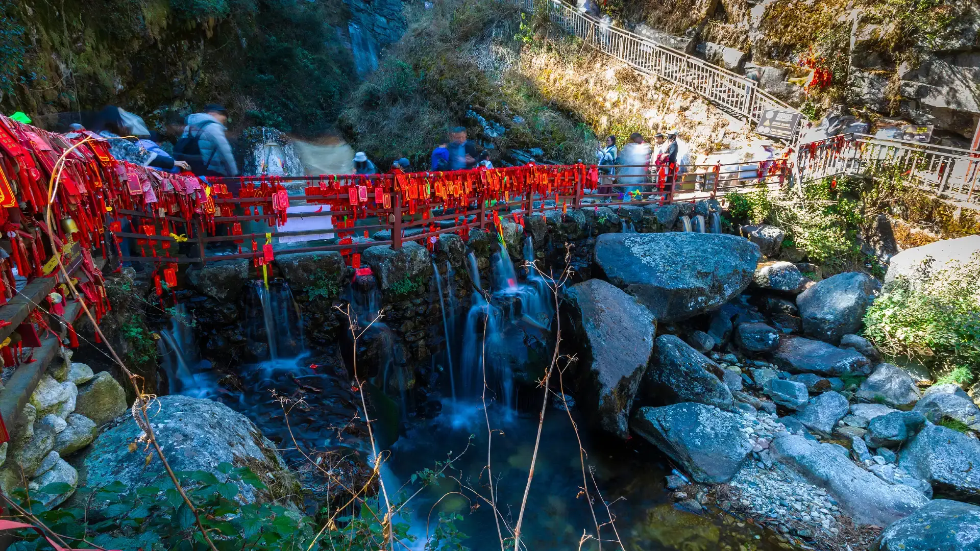 Hotels near Qingbi Stream