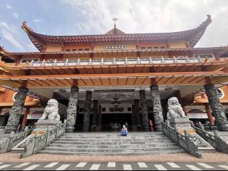 The calming Maha Vihara Temple