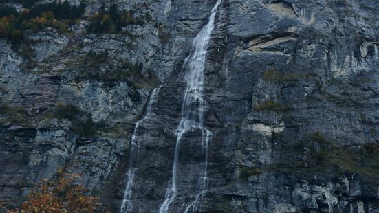 去山谷的时候，尤其是去雪郎峰的时候，坐火车到劳特不伦嫩站，快