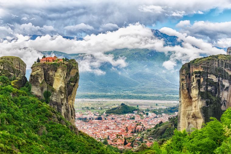 4. เมทิโอร่า (Meteora) – อารามลอยฟ้าสุดอัศจรรย์