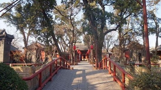 韩城文庙位于陕西省韩城市金城区东学巷东端北侧，是全国第三大孔