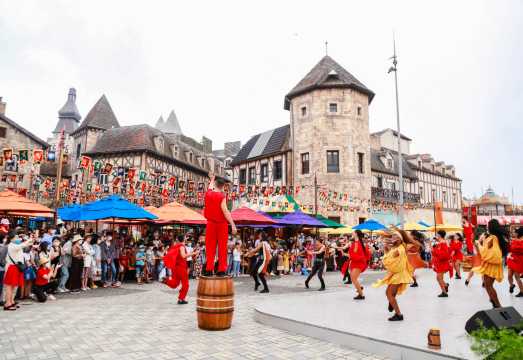 Da Nang to Ba Na Hills & Golden Bridge Guided Day Tour | VIP Small Group Option + Cable Car + French Village + Optional Buffet Lunch