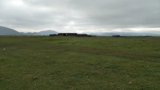 香格里拉纳帕海依拉草原，去游玩要挑选好时间。遇上雨季，草原会