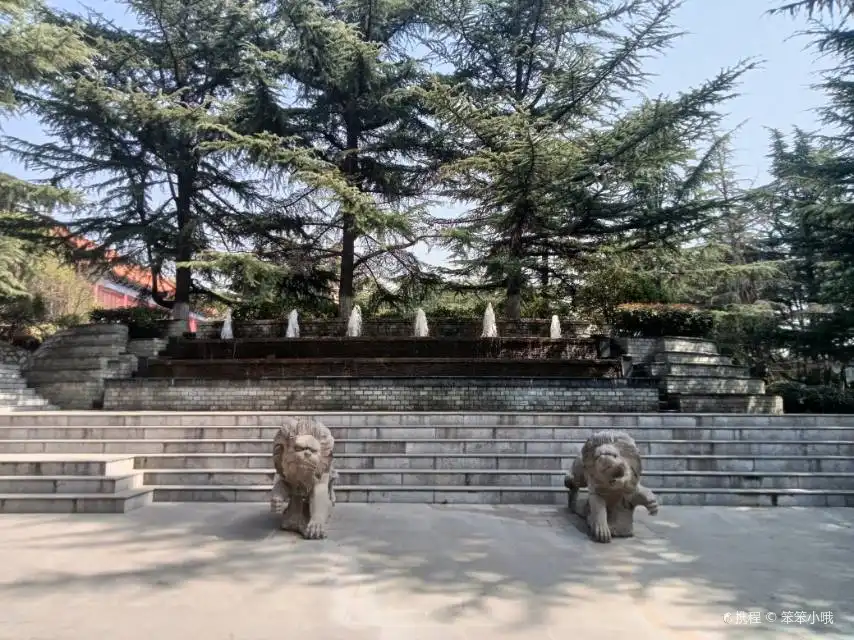 Hotels near Luozhuang Zoo