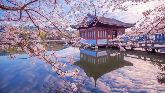 Hotels near West Lake