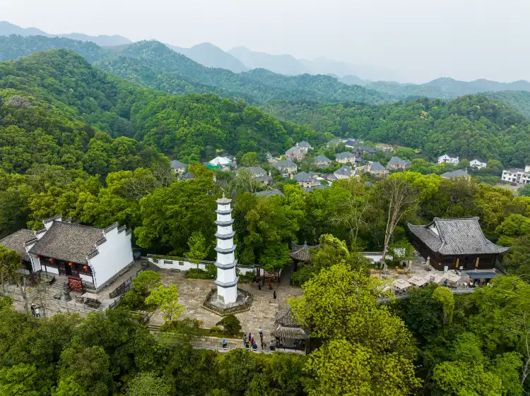 Hotels near Tongjun Mountain