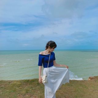 [🇬🇧 청량함의 끝판왕💙 바람이 미쳐날뛰는 세븐시스터즈!!]

세븐시스터즈는 영국에 있는 아름다운 하얀 절벽이에요~
이름의 유래는 언덕이 7개 정도 있다고 하는데 
실제로는 언덕이 10개정도 된다고 합니다☺️

지대가 석회암으로 이루어져서 바람에 계속 깎이고 있다고 하는데요, 바람이 많이 불 때 가면 자신이 날라다닌다는 느낌이 든다고 합니다!!🌊

저도 2019년 8월에 갔었는데 바람에 몸을 맡기고 가볍게 걸어다녔네요...ㅎㅎ(여자분들은 바람 때문에 머리 풀고 가는 것보다 묶고 가는 것을 추천드려용!!🥰)

그리고 세븐시스터즈는 자연 그대로의 상태를 유지하기 위해 난간을 설치하지 않아서 사진 찍으실 때 굉.장.히!!! 조심하셔야해요!!

세븐시스터즈는 영국 중심 도시와 멀리 떨어져 있어서
전 투어를 신청해서 갔어요~🚌
버스나 메트로는 세븐시스터즈까지 가지 않고 버스 한 대가 있다고 알고 있는데 배차 간격이 1시간 30분 정도 될거에요 ㅠㅠㅠ

차를 렌트하거나 투어를 신청해서 가는 것을 추천드립니다 ㅎㅎ👍

보통 세븐시스터즈 투어를 신청하시면 브라이튼과 같이 투어를 해주니 이 점 참고하시길 바랄게용~!

영국에 오래 여행하실 분이라면 세븐시스터즈 꼭 가보세요!!💙

#안전여행 #happynewyear #여행가이드북 #신년여행 #셀카 #다음엔여기 #봄이왔어요 #2019여행 #인생샷명소 #인생여행지 #새해맞이 #연말여행 #인스타핫플 #커플끼리 #휴양여행 #겨울여행 #해피뉴이어 #도시여행