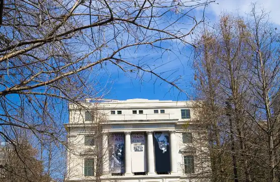 オレンジ郡地域歴史センター周辺のホテル