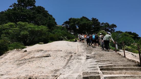 喜歡在這邊上鎖的人，可以自己帶一把鎖過來，這裏也真的是一個比