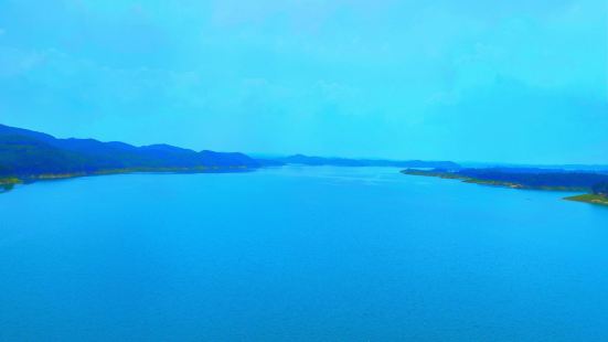 横跨湖北、河南两省，由汉江库区和丹江库区组成的丹江口水库，它