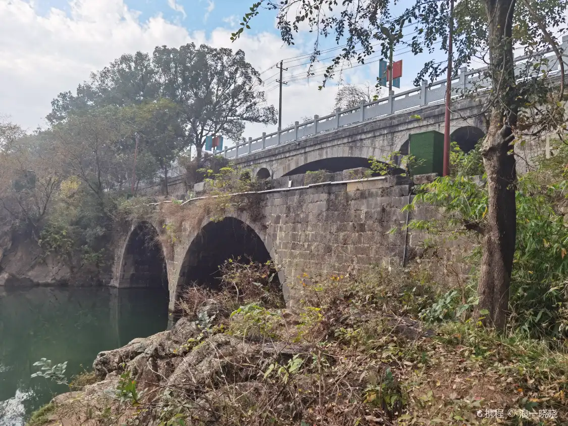 Hotels near Yu Creek