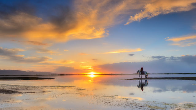 Sunrise Sightseeing at Qinghai Lake
