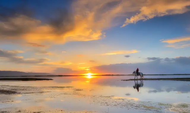 Sunrise Sightseeing at Qinghai Lake