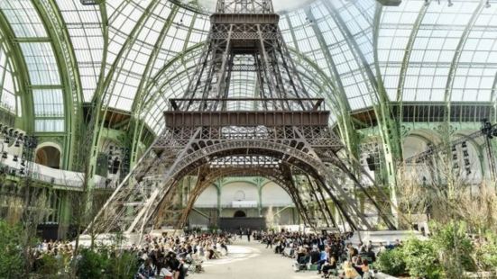 手1900年建成的巴黎大皇宫，最初是为了1900年的世界博览