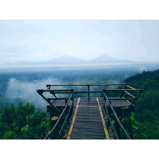 這座美麗的小山丘與馬格朗和婆羅浮屠寺周圍的其他山丘一樣風景如畫,名為蓬圖克肯迪爾 (Punthuk Kendil)。作為一個新興的旅遊勝地,當地居民熱情地向遊客介紹和推廣此地,因此遊客數量逐年增長。

與其他山丘一樣,蓬圖克肯迪爾的日出日落是這裡最吸引人的景點。山上建有一座木屋,也成為蓬圖克肯迪爾的另一個大特色。雖然木屋並不大,但它矗立在山頂,卻對吸引遊客起到了至關重要的作用。

對於計劃在婆羅浮屠寺附近度過週末的遊客來說,這座小山丘是理想之選。在這裡,遊客可以欣賞到壯麗的日出,並以不同的視角俯瞰婆羅浮屠寺的頂部。自2015年初開放以來,這座小山丘已成為每年最受歡迎的旅遊目的地之一。

#暑假#健行路線#城市探險