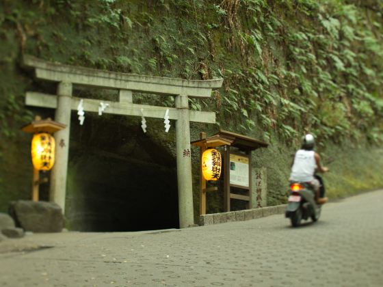 Zeniarai Benten Shrine