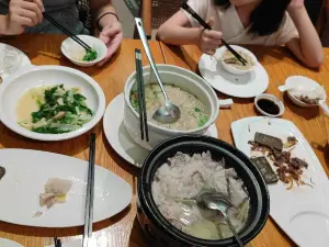 半月山温泉酒店二楼中餐厅