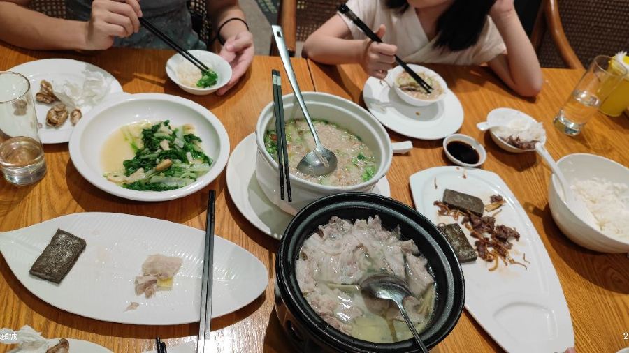 半月山温泉酒店二楼中餐厅