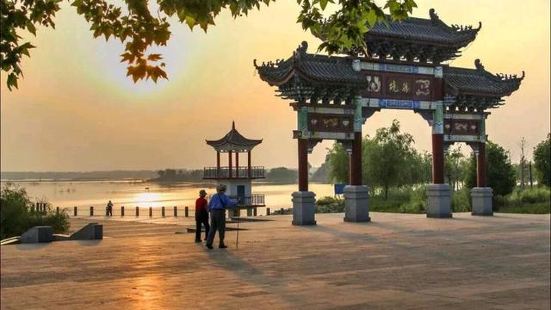 西双湖景区位于江苏省东海县城西部，面积8.1平方公里，现为国