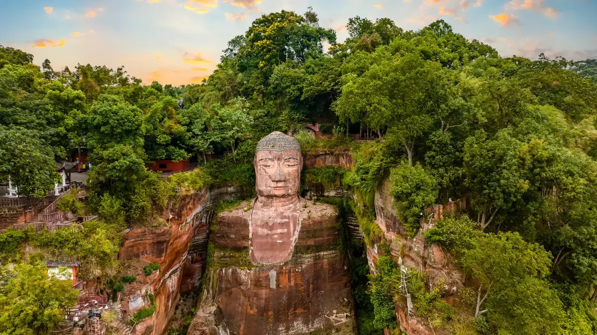 Tượng Phật lớn nhô ra sau tán cây xanh