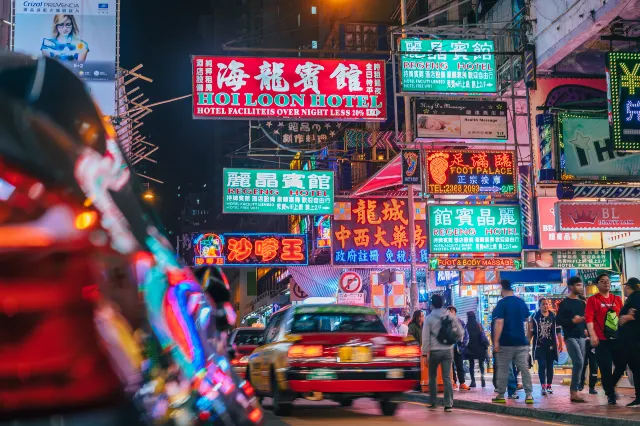 旺角街頭霓虹招牌與行人夜景