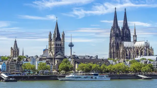ライン川沿いの旧市街周辺のホテル