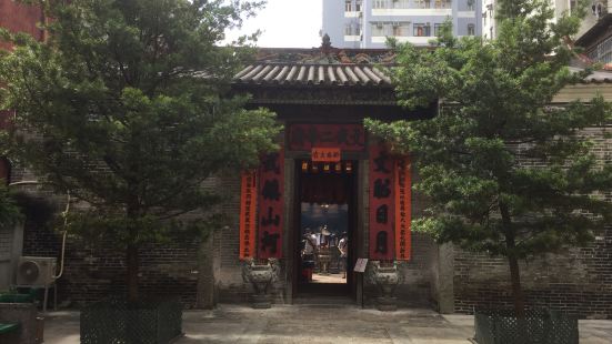 由于位置不在大街边上，不容易找到地方。这是一家小型庙宇，里面