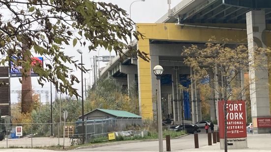 约克，多伦多的旧称。约克堡（Fort York）建于1793