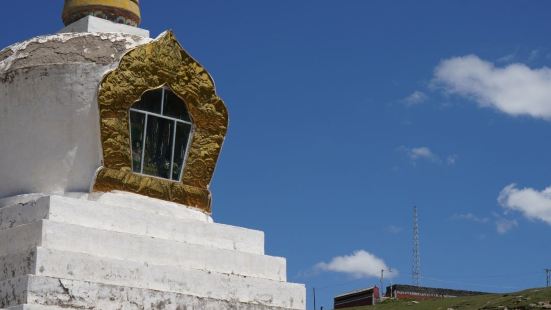 和日寺是一座宁玛教派的寺庙，位于黄南州泽库县。该寺后面的山上