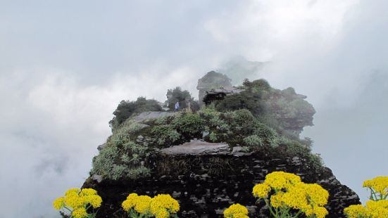 月鏡山是以前老金頂，山勢不如紅雲金頂險峻，但是景觀比紅雲金頂