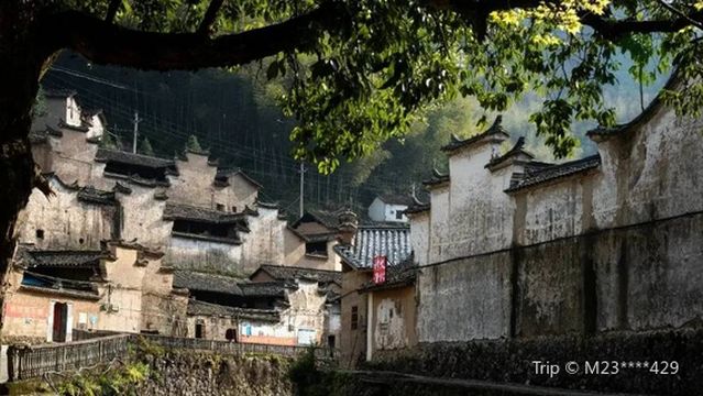 Huanglinggen Village