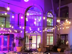 Oscar's Cafe & Bar