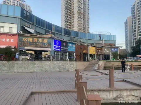 鄰近庫爾勒湖濱步行街的酒店
