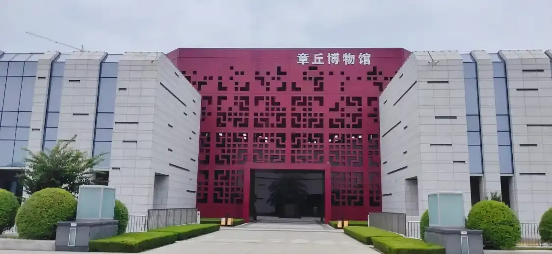 章丘市博物館周辺のホテル