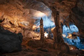 Dushan Tiandong Scenic Area