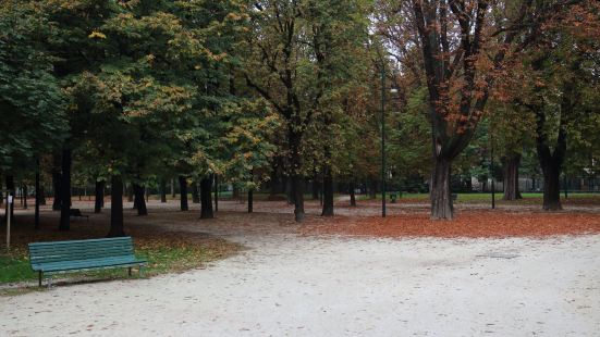 米兰市内大型的公共公园，在两端有广场，可以看见斯福尔扎城堡，